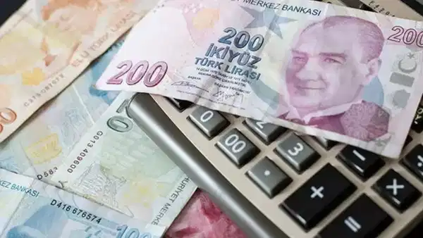 Türk lirası banknotları ve hesap makinesi
