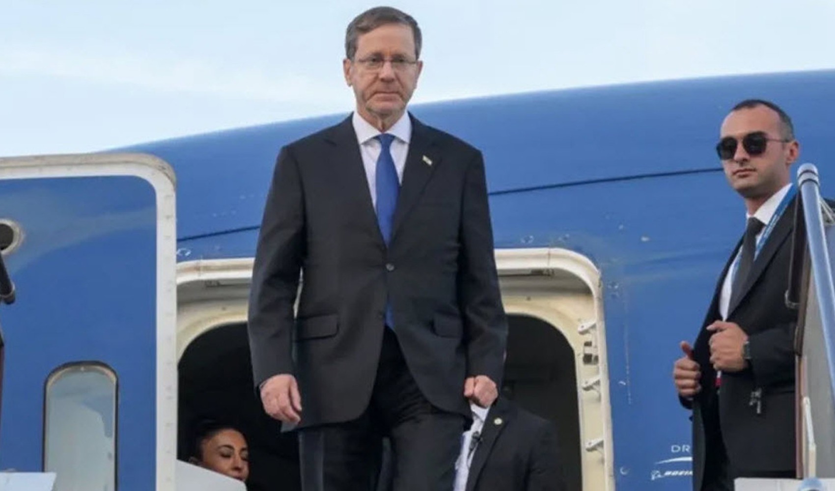 È emerso che il presidente israeliano Herzog ha utilizzato lo spazio aereo turco durante il viaggio a Baku con un volo di linea AZAL