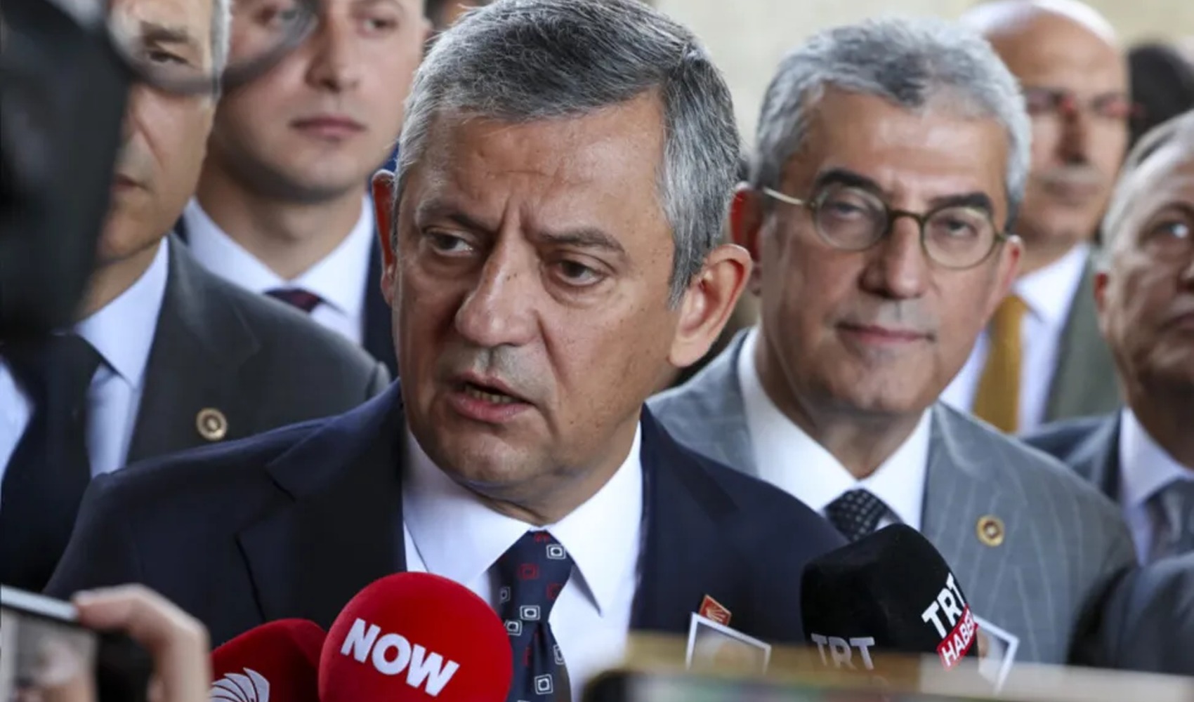 Özgür Özel’den Mehmet Uçum’un seçim tarihi çıkışına yanıt: Hangi pazarlıktan haberdarsın?