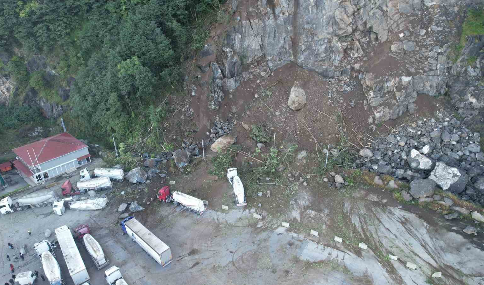 Geyve’de heyelan yolu kapattı