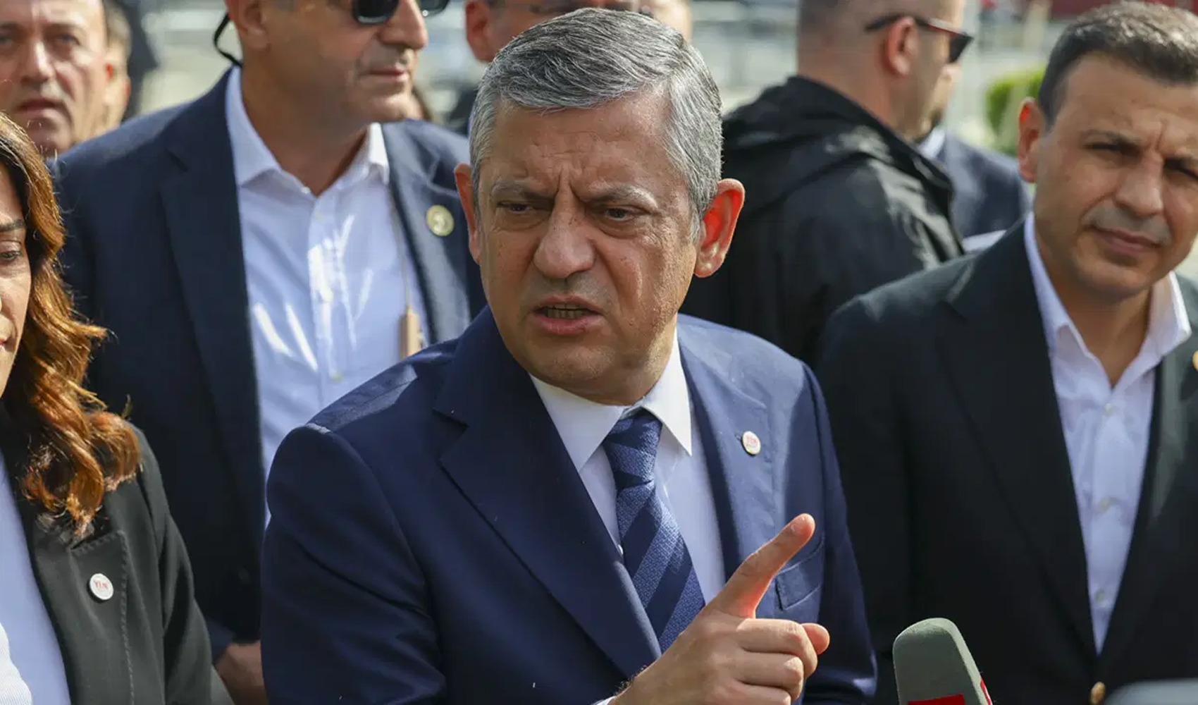 Özgür Özel’den İmamoğlu’nun savunması için canlı yayın çıkışı: ‘Niye istiyorduk şimdi anlıyor musunuz?’