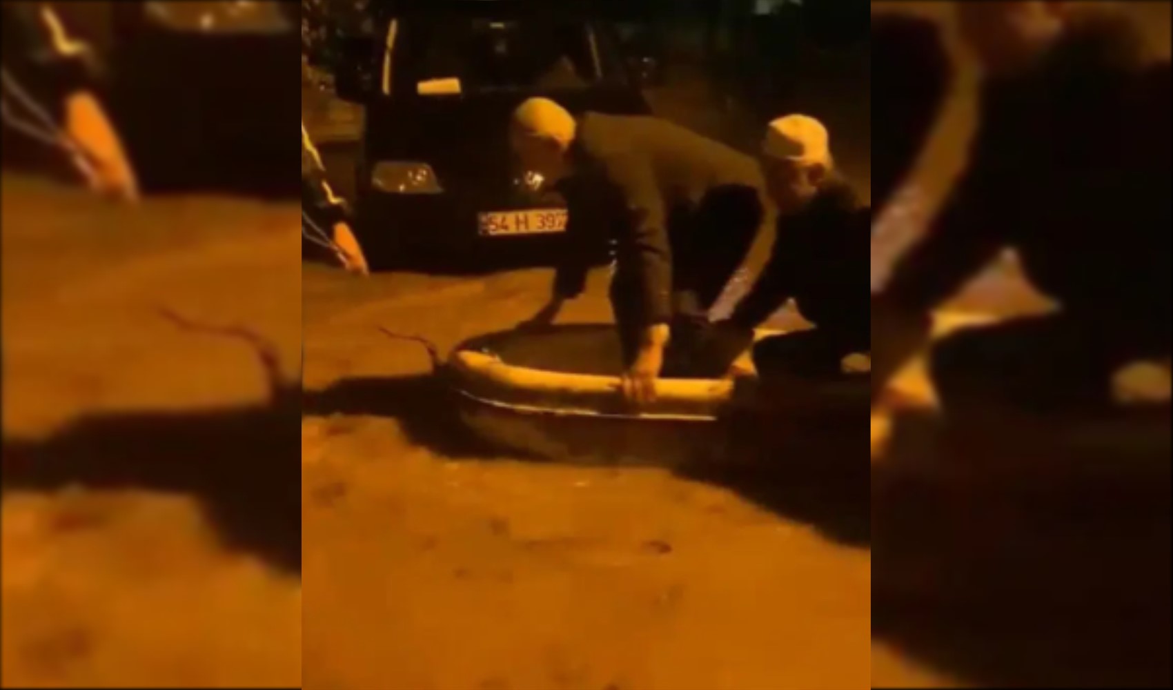 Sakarya’da sağanak sonrası mahalle sular altında kaldı: Camide mahsur kalan imam ve cemaat kayıkla kurtarıldı