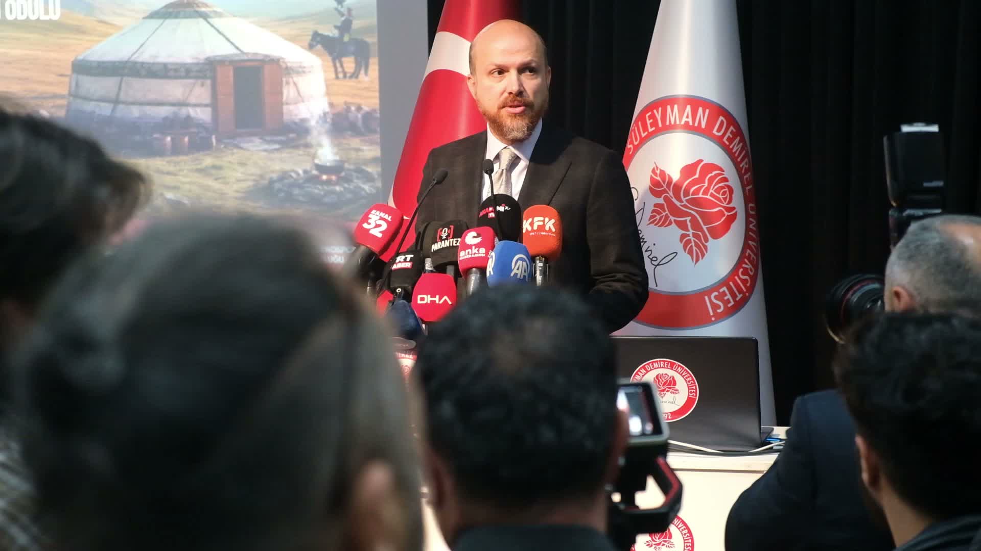 Bilal Erdoğan’ın Süleyman Demirel Üniversitesi’nde kürsüde konuşma yaptığı etkinlikten görüntü.