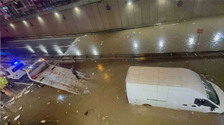 Su altında kalan yol ve araçların bulunduğu alt geçit çevresi.
