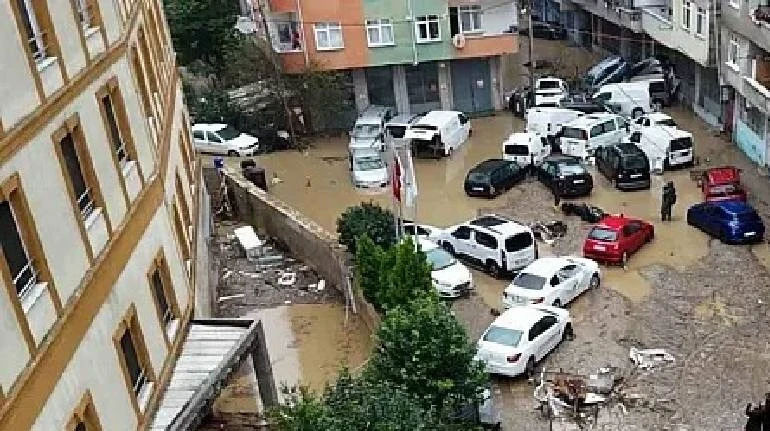 Sel sularının dolduğu avluda hasar gören çok sayıda araç.