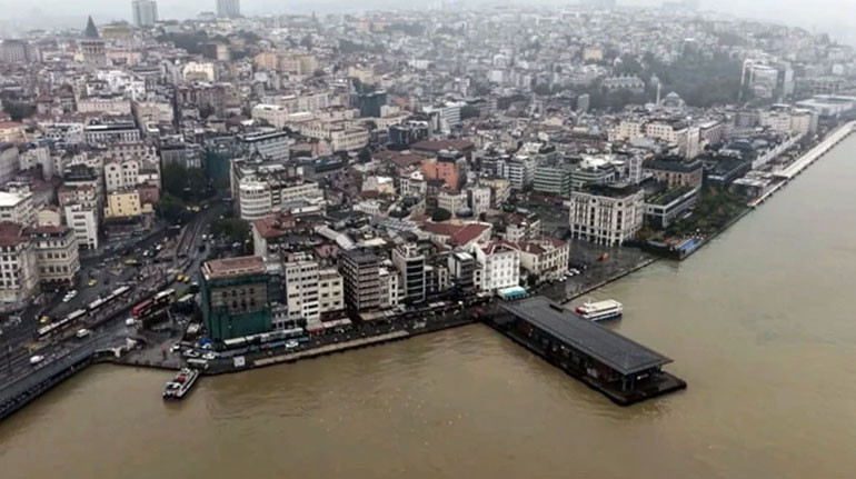 Yağış sonrası İstanbul kıyı hattı ve kent merkezinin havadan görünümü.