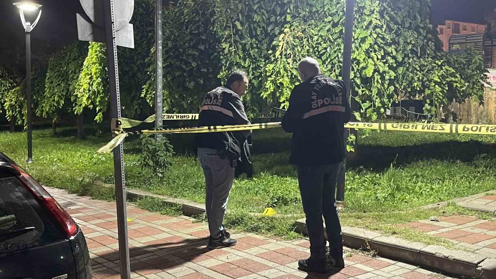 Karaman’da parkta polis şeridi çekilen alanda inceleme yapan ekipler.