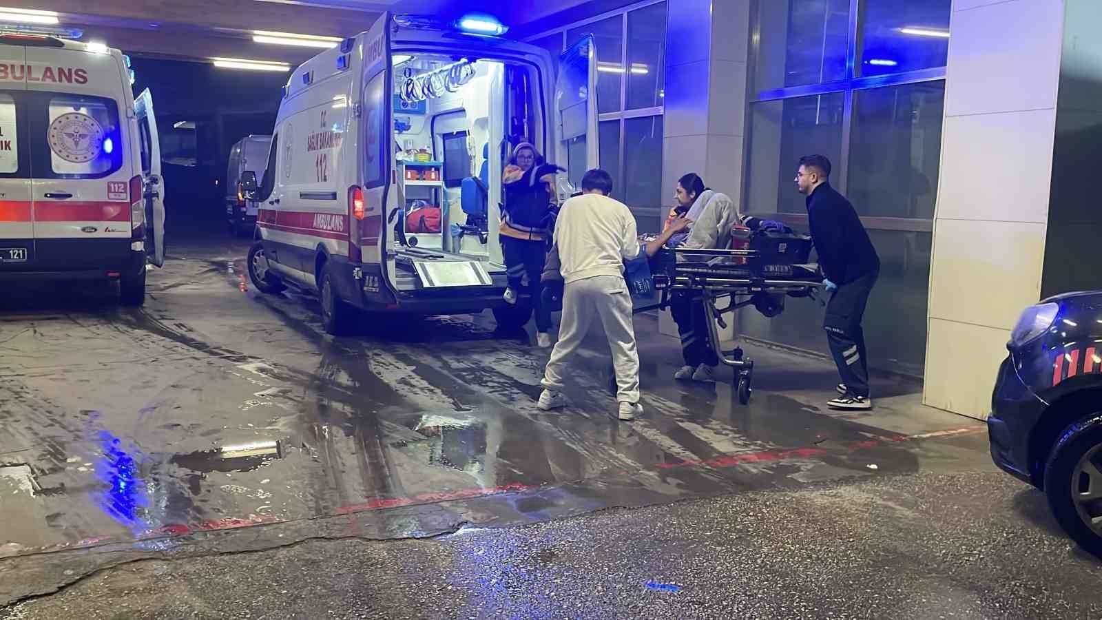 Hastane acil servisi önünde ambulans ve sağlık ekipleri.