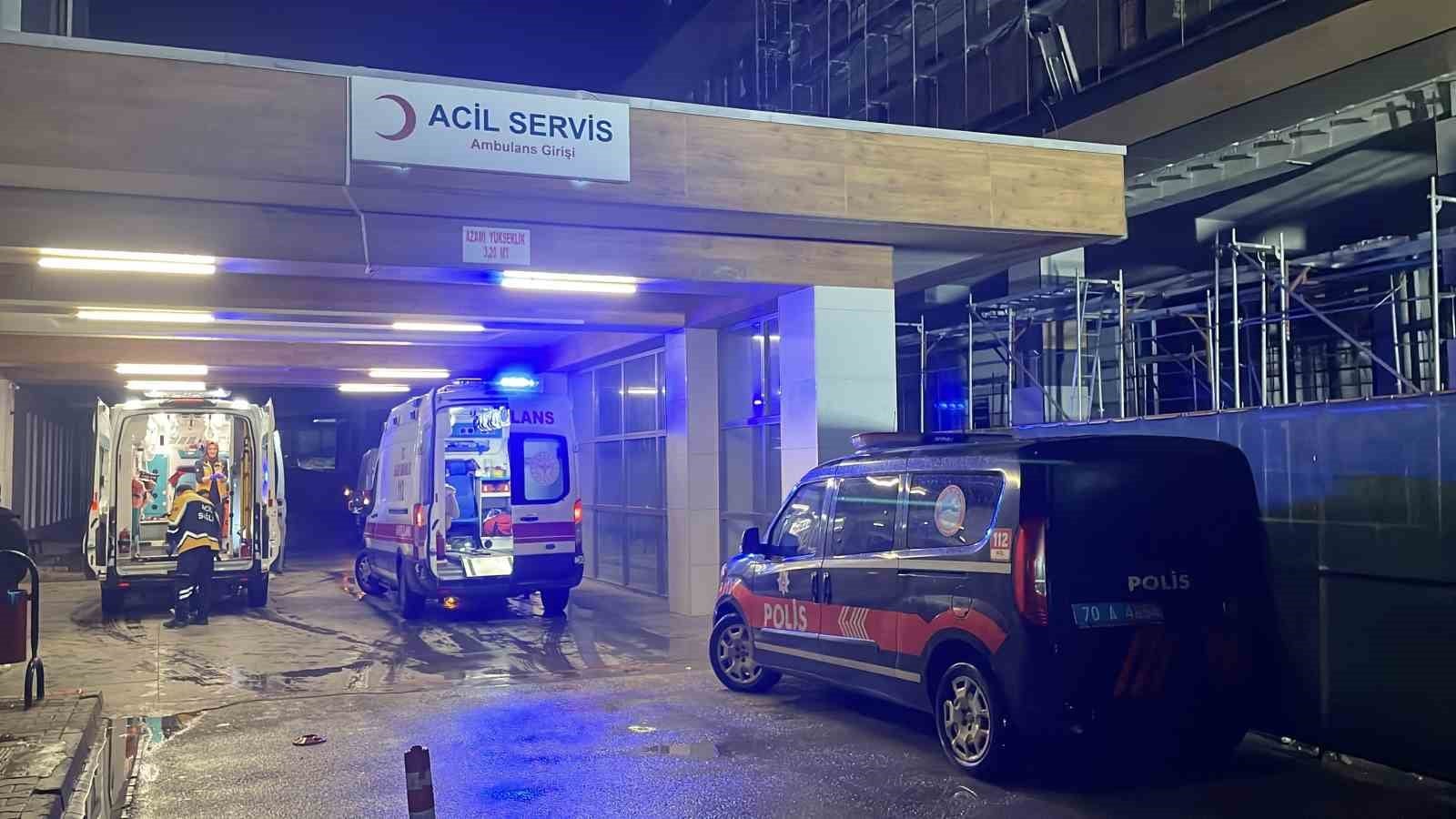 Acil servis girişinde ambulanslar ve polis aracının bulunduğu gece görüntüsü.