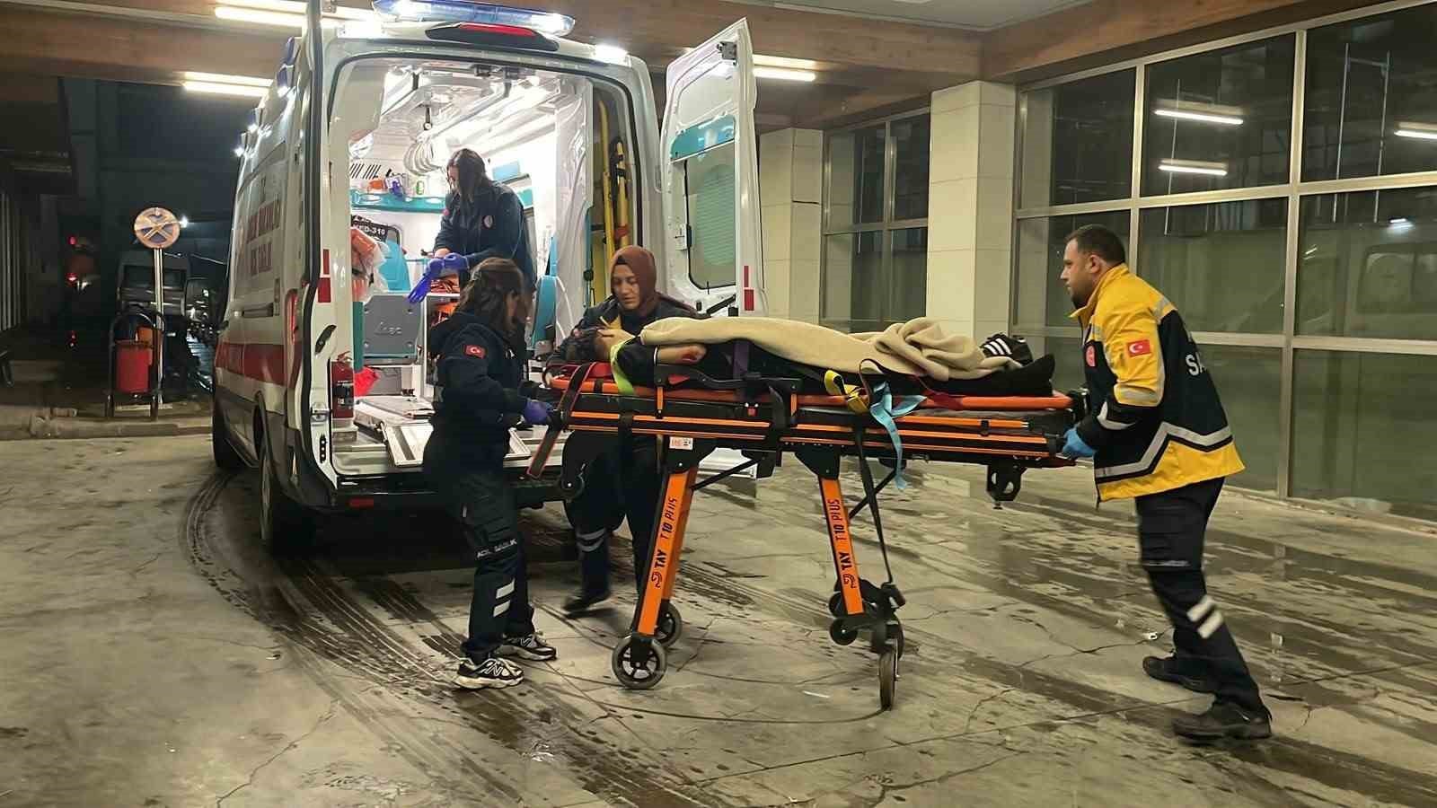 Ambulans yanında sedye ve sağlık görevlilerinin bulunduğu hastane önü görüntüsü.