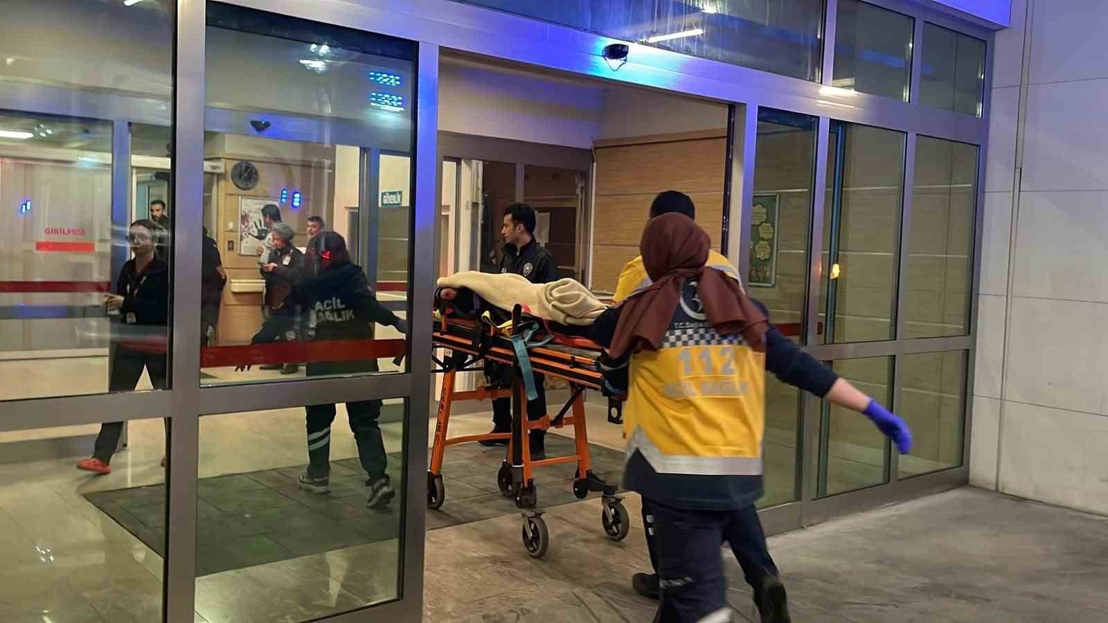 Acil servis girişinden sedye ile yapılan hasta sevkine ilişkin görüntü.