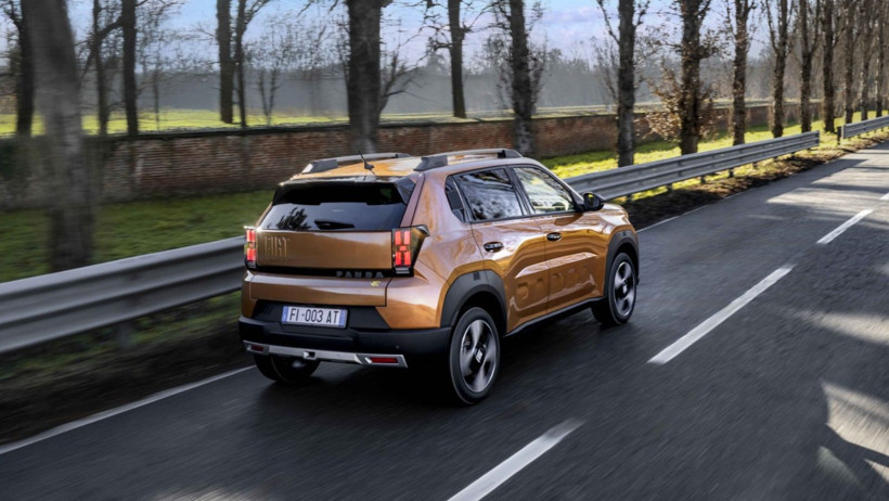 Yolda ilerleyen Fiat Grande Panda Elektrikli modeli.