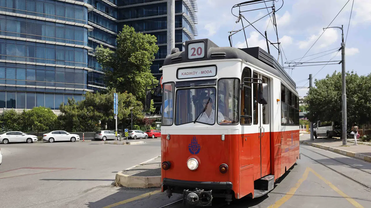 Kadıköy-Moda hattında sefer yapan nostaljik tramvay.
