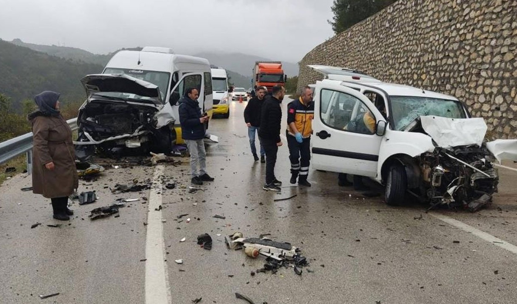 Minibus and car collide in Bursa: 1 dead, 10 injured