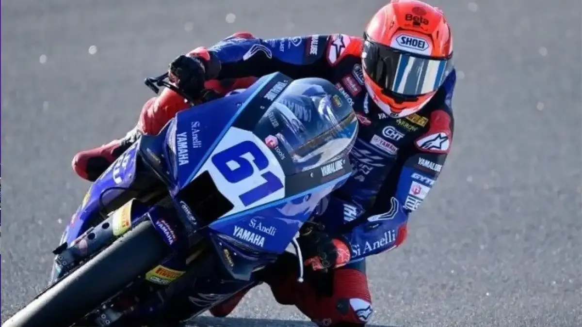 Image of the race where Can Öncü is cornering on the track with his blue Yamaha motorcycle.