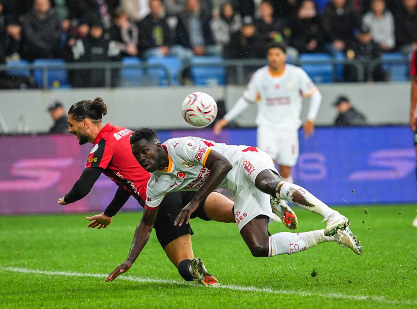 Gençlerbirliği-Galatasaray maçında ikili mücadele anı.