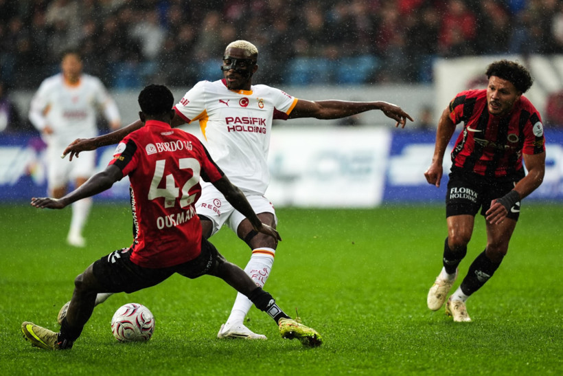Galatasaray ve Gençlerbirliği futbolcularının maçtan bir pozisyonu.