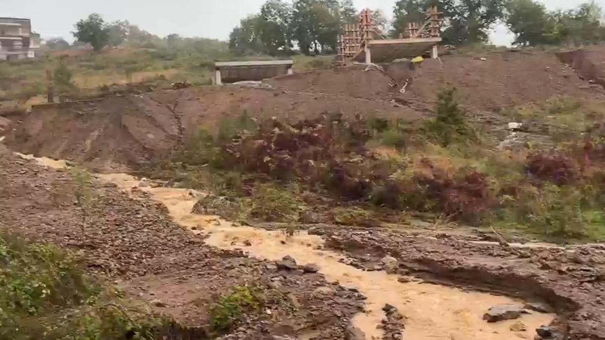 Şile’de yağışın ardından kayan toprak ve çamurlu suyun görüldüğü arazi.