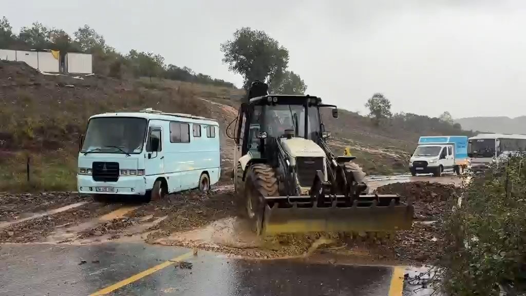 Şile-Ağva yolunda iş makinesiyle yapılan temizlik çalışması ve bekleyen araçlar.