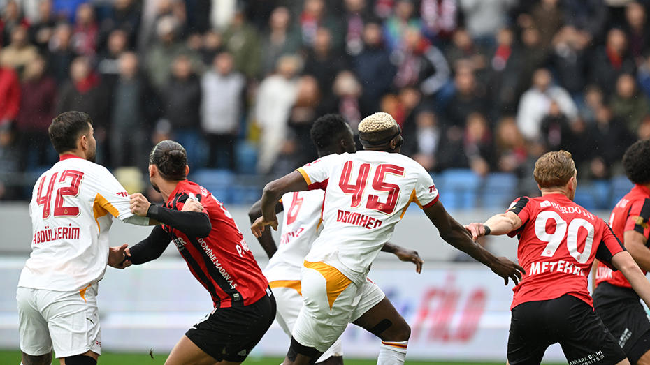 Gençlerbirliği ve Galatasaraylı futbolcuların mücadele ettiği maç anı.