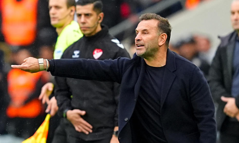 Galatasaray Teknik Direktörü Okan Buruk’un saha kenarında talimat verdiği an.