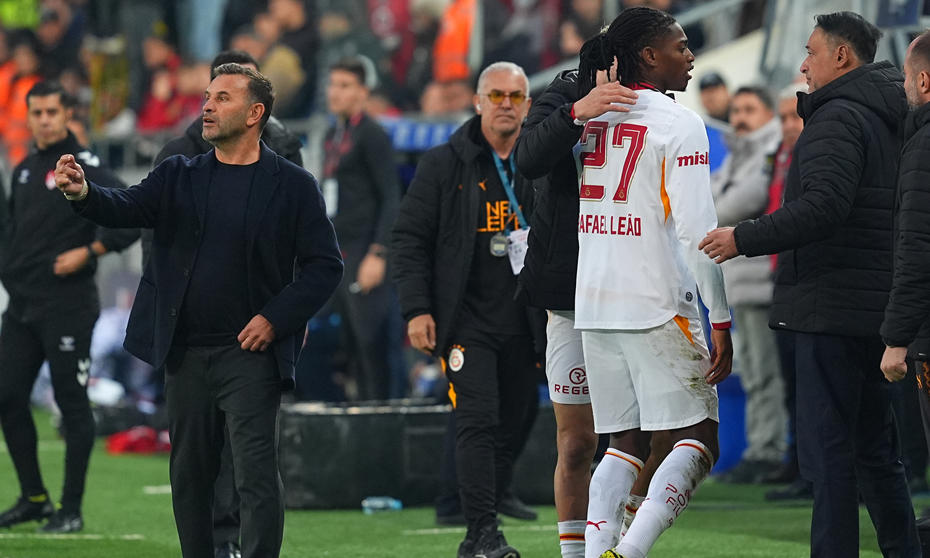 Okan Buruk ve Rafael Leao’nun saha kenarında görüldüğü maç sonrası anı.