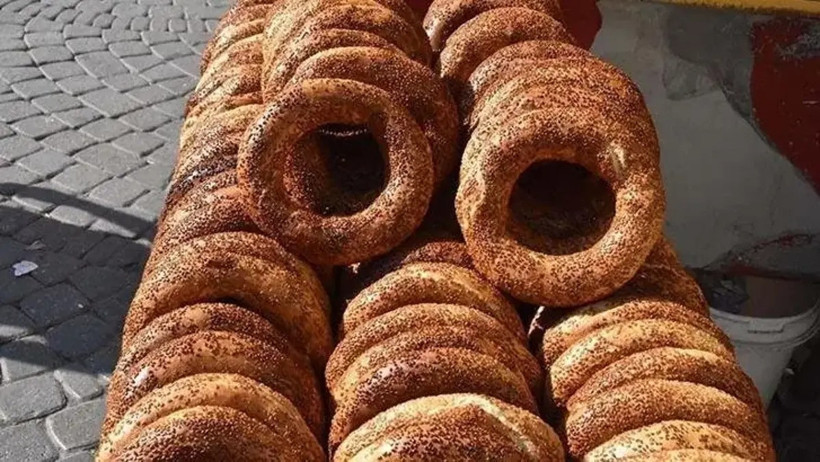 Tezgah üzerinde sıralanmış susamlı simitler.