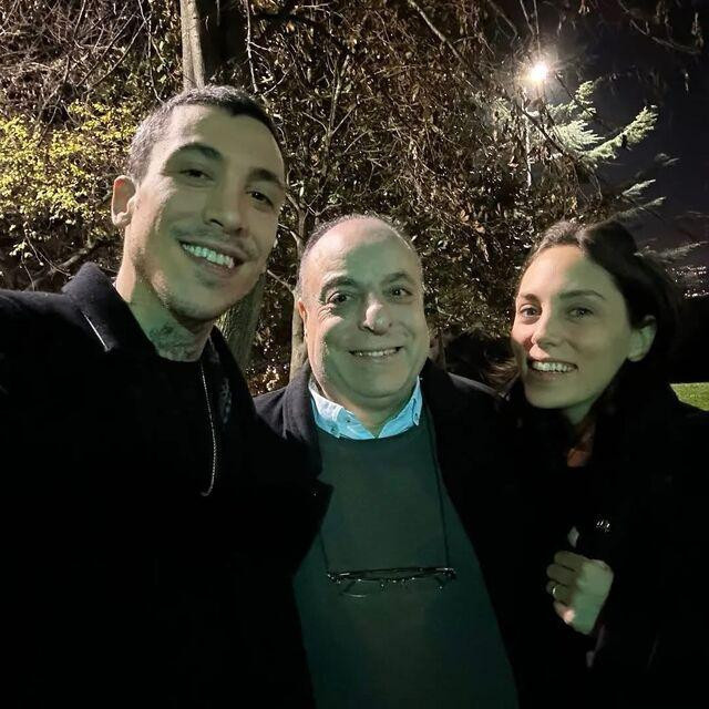 Can Bonomo, Yaşar Bonomo ve bir aile üyesi gece çekilmiş bir fotoğrafta yan yana görülüyor.