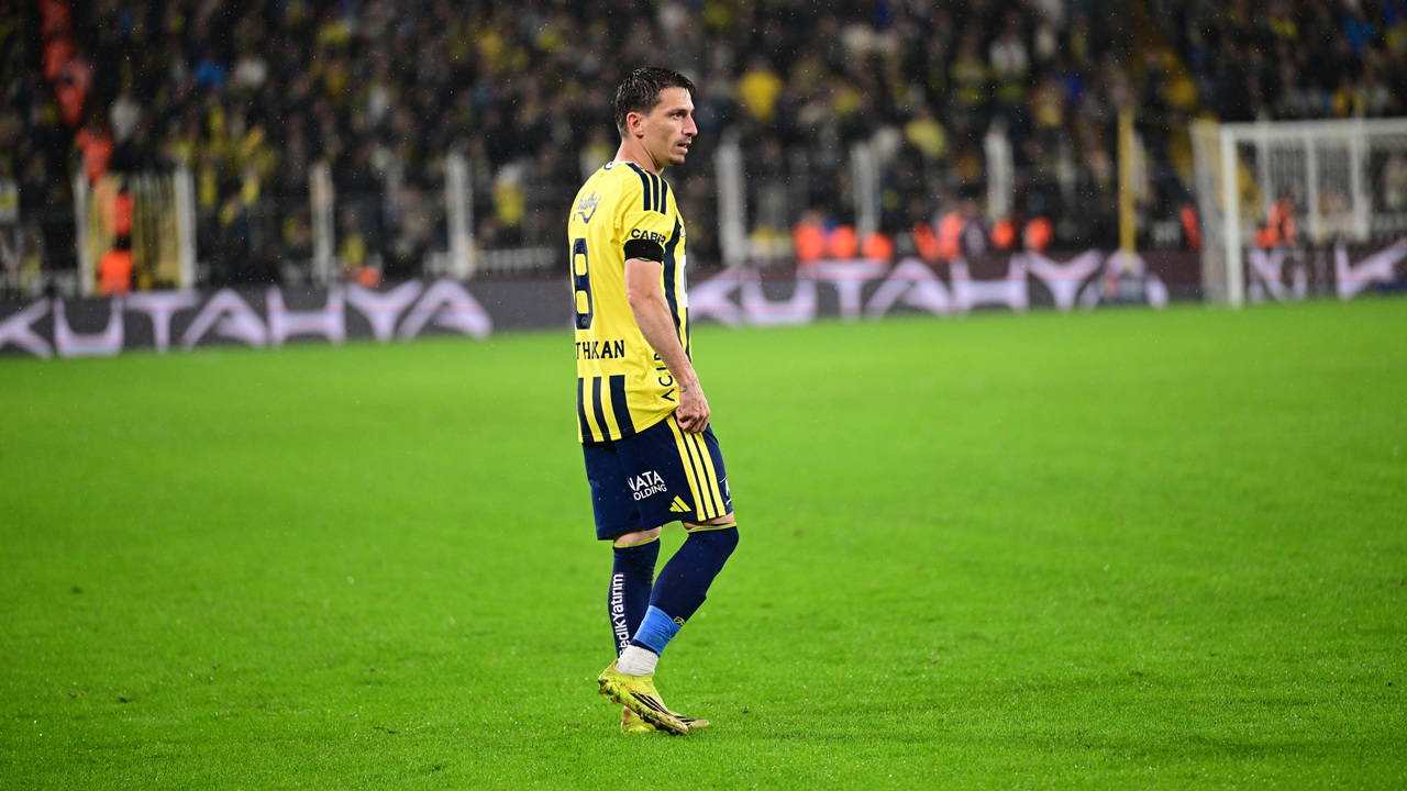 Fenerbahçeli futbolcu Mert Hakan Yandaş sahada yürürken görülüyor.