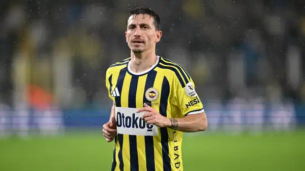 Mert Hakan Yandaş, Fenerbahçe formasıyla yağış altında koşarken görülüyor.