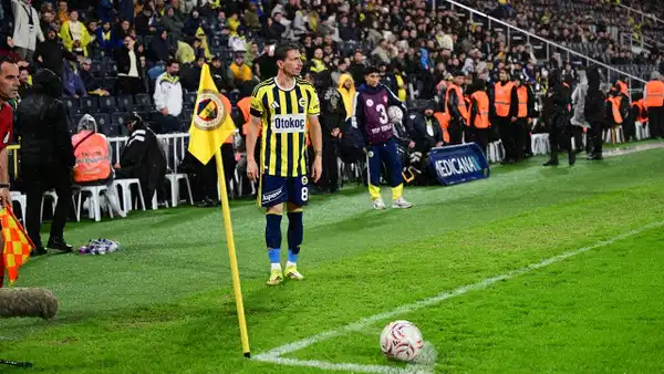 Mert Hakan Yandaş, saha kenarında köşe bayrağına yakın bölgede görülüyor.