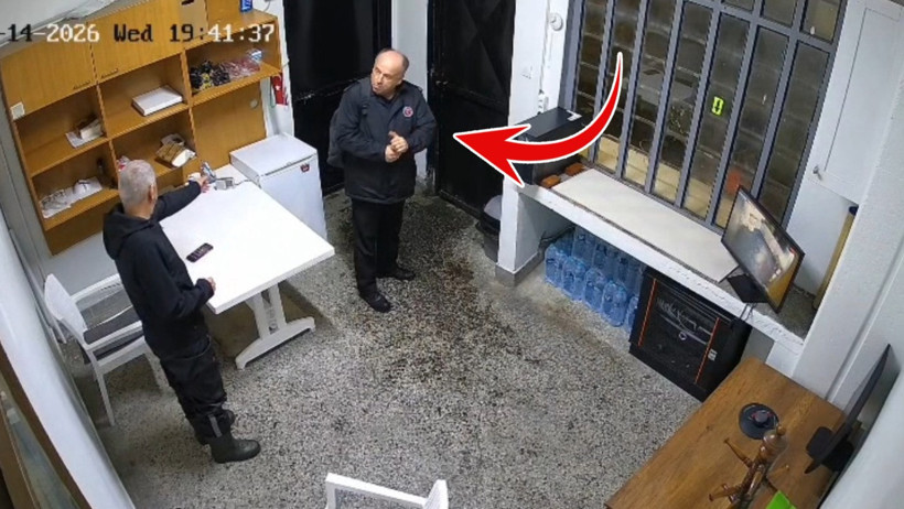 Bir iş yerinde güvenlik kamerasına yansıyan çıkış anını gösteren görüntü.