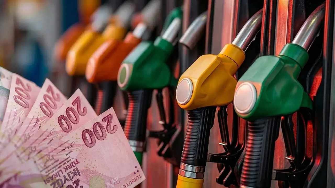 Akaryakıt pompaları ve Türk lirası banknotlarının yer aldığı görsel.