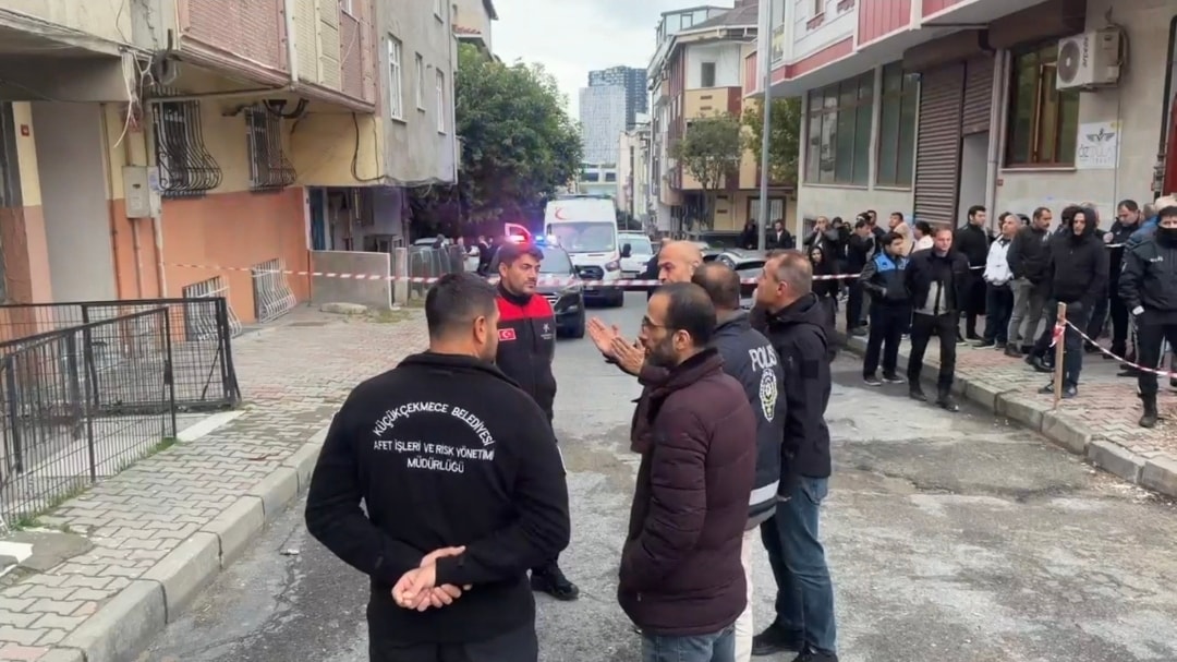 Küçükçekmece’de ekiplerin bina çevresinde çalışma yaptığı sokak görünümü.