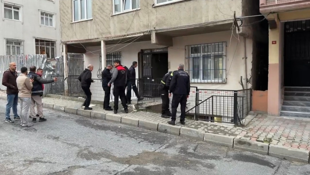 Küçükçekmece’de tahliye edilen binanın girişinde görev yapan ekipler.