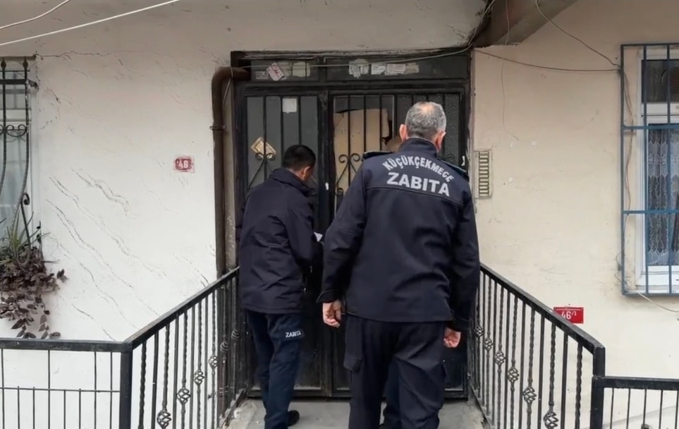 Küçükçekmece zabıta ekiplerinin bina kapısı önündeki çalışması.