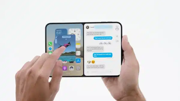 Katlanabilir ekranlı bir akıllı telefonun elde kullanıldığı görsel.
