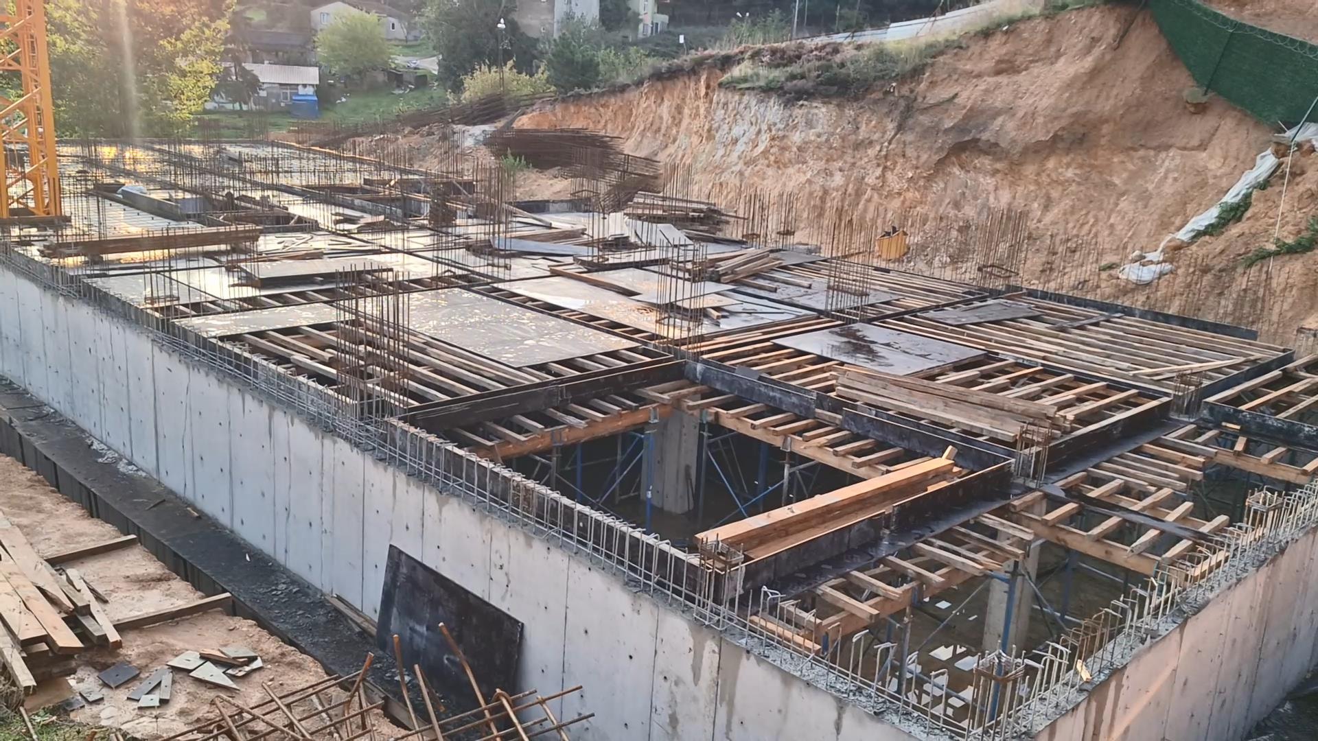 Pendik’teki inşaat alanında toprak kaymasının etkilediği şev ve yapı temeli görülüyor.