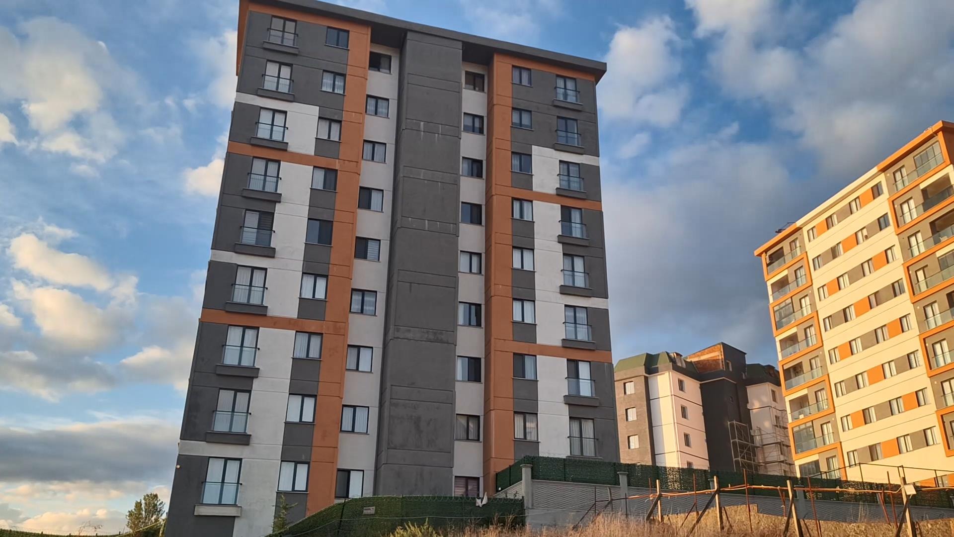 Pendik’te toprak kayması nedeniyle tedbiren tahliye edilen çok katlı apartman.
