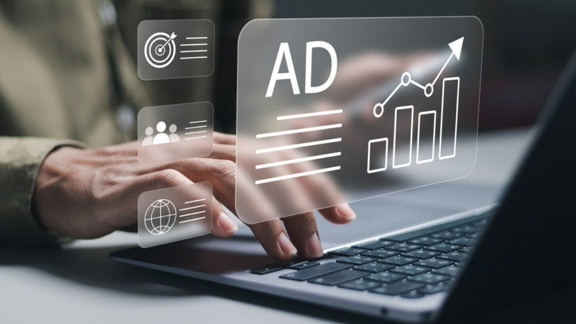 Dizüstü bilgisayar üzerinde dijital reklam arayüzlerini temsil eden görsel.