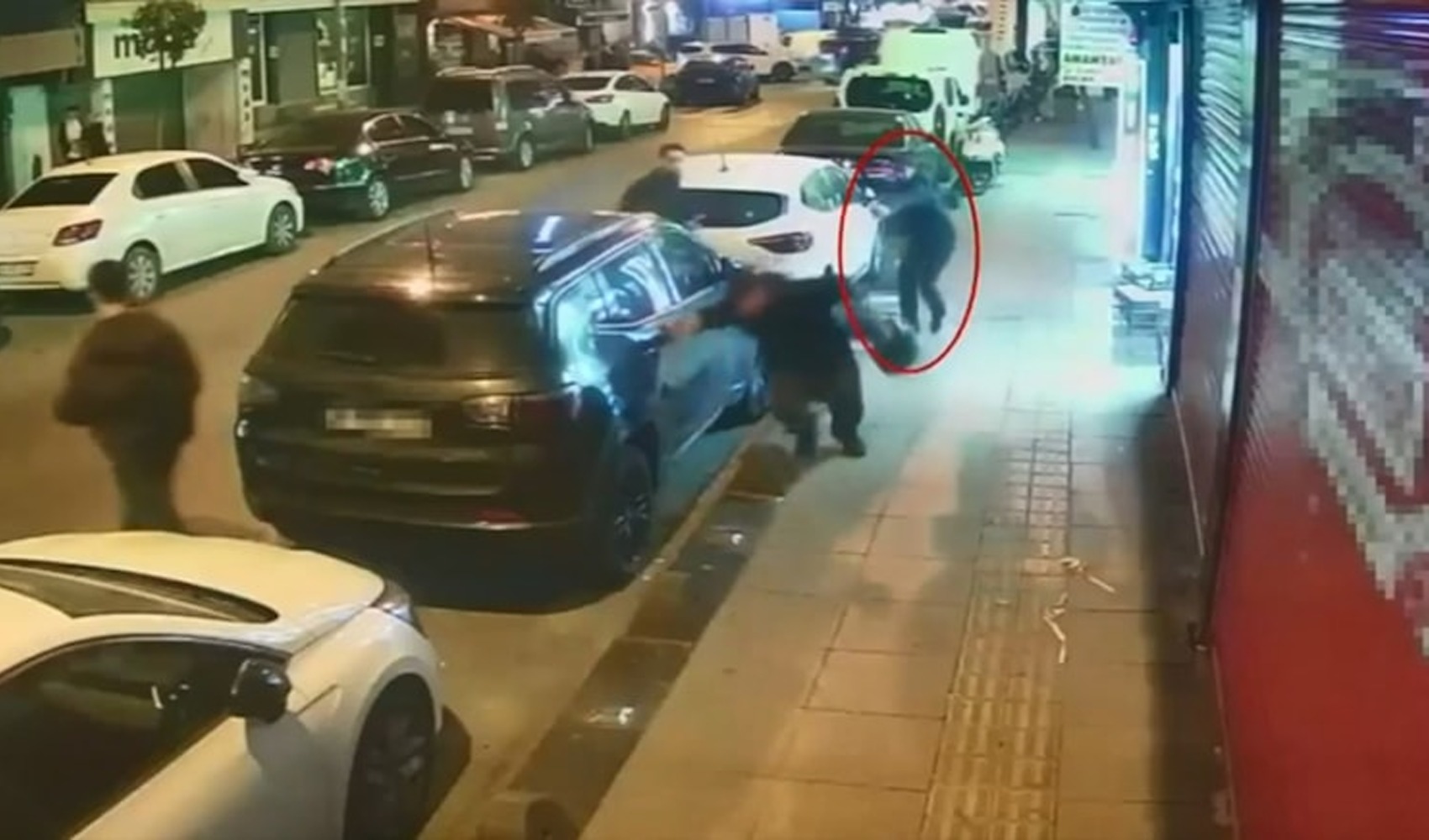 Esenler’de sokak ortasında silahlı kavga: Birbirlerini yaralayan iki kişi hastaneye kaldırıldı