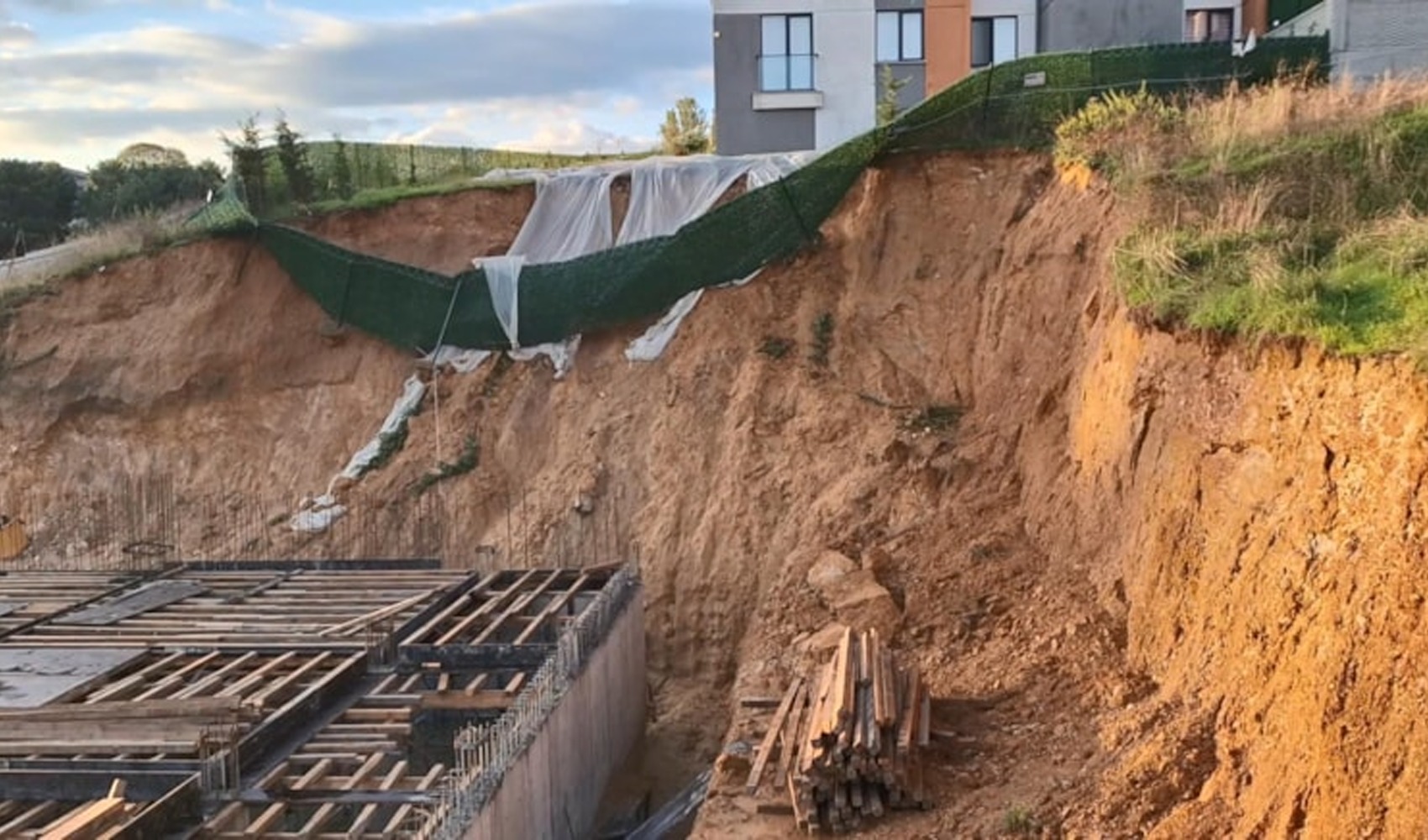 Pendik’te inşaat alanında toprak kayması: 9 katlı apartman tedbiren boşaltıldı