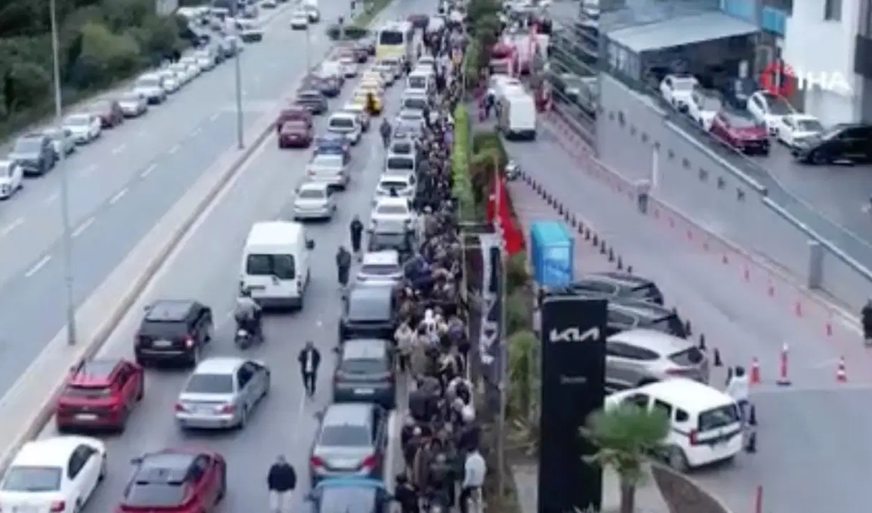 Discount queue surrounds shopping mall in Istanbul: 60 thousand people flocked to the store