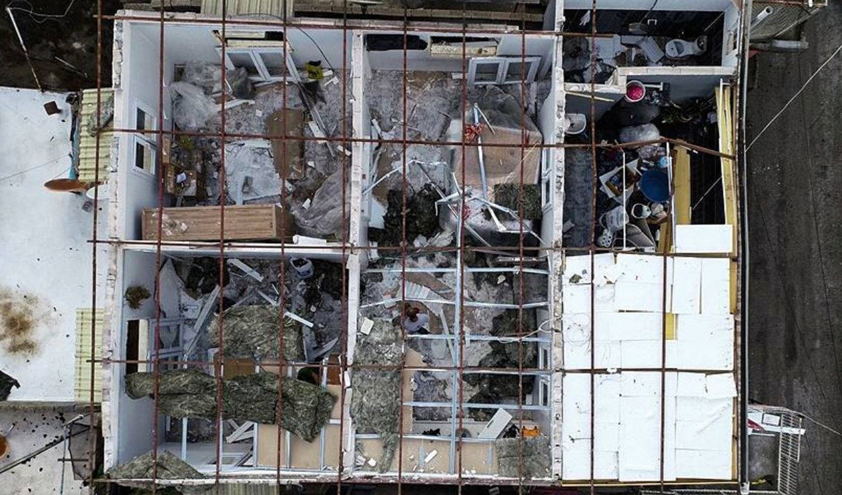 Sturm in Adana deckt Dach eines dreistöckigen Hauses ab