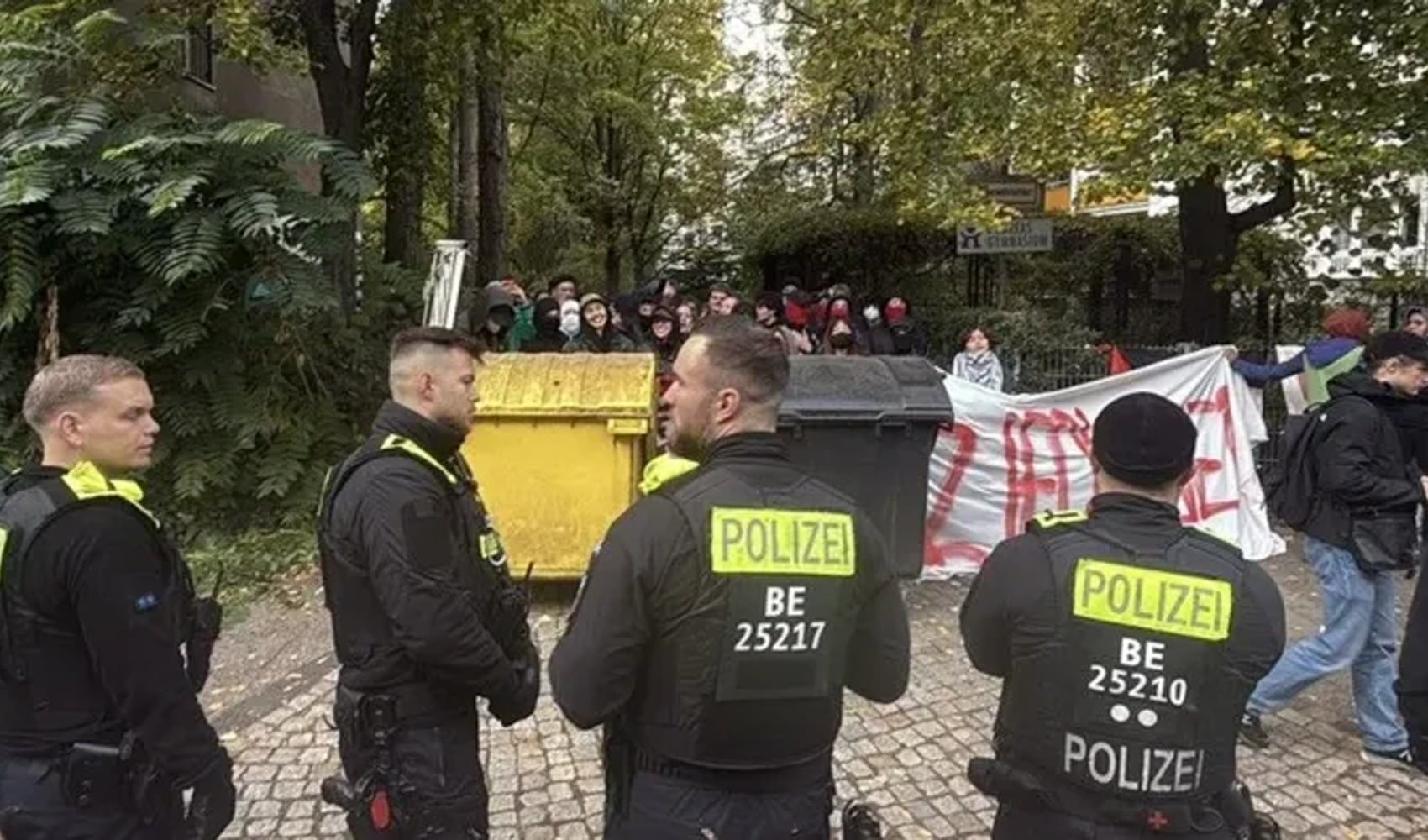 Fransa’daki öğrenci protestoları Berlin’e sıçradı: Yüzlerce genç yağmur altında yürüdü