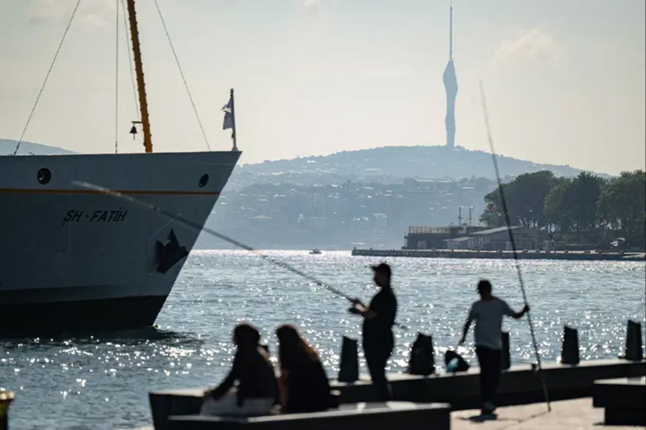 İstanbul Boğazı kıyısında açık havada görülen şehir manzarası.