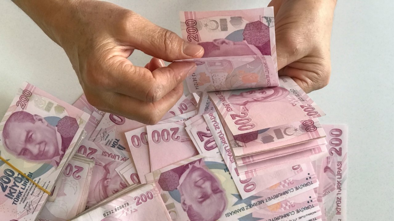 Elde sayılan 200 liralık banknotlar