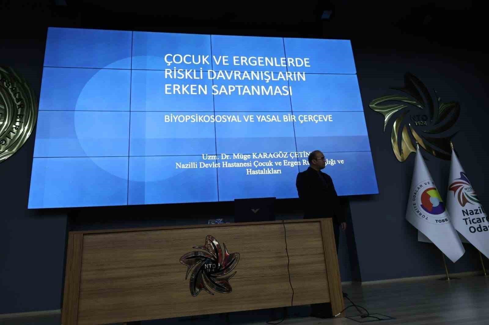 Schermo di presentazione e relatore visibili durante il corso sulla sicurezza scolastica tenutosi a Nazilli.