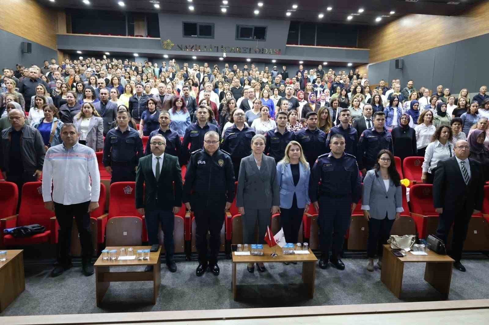 Ampia partecipazione al programma sulla sicurezza scolastica visibile nella sala conferenze.