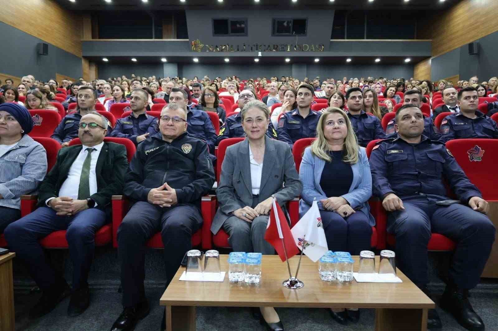 Le autorità e i partecipanti seguono la presentazione nella sala conferenze.